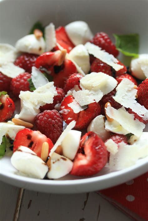 salade aux fraises , framboises ,et parmesan | Salade fraise, Salade de ...