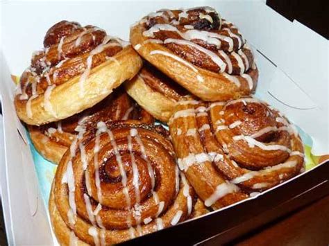 Starbucks Cinnamon Rolls - HAPPY NOMNOMS