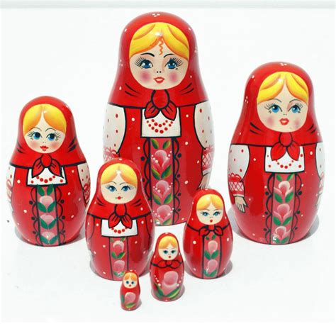 Red matryoshka nukke päällä Maatuska.org