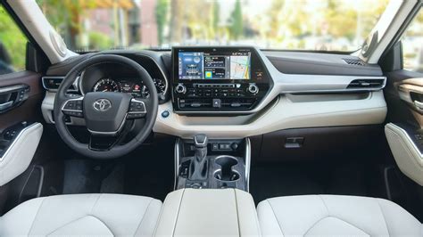 The Toyota Highlander Hybrid Review in 2020 - GuideBits