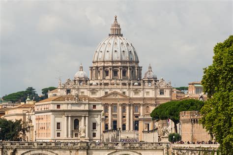 File:Saint Peter's Basilica facade, Rome, Italy.jpg - Wikimedia Commons