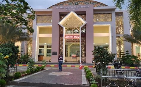 BERIBADAH DI MASJID YANG INDAH