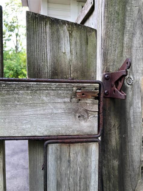 4 Tips for Installing a Self Locking Gate Latch. - The Art of Doing Stuff