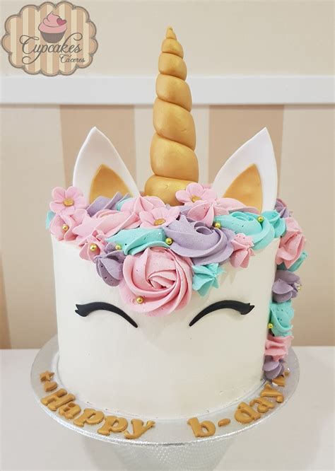 Layercake tarta cubierta en buttercream de unicornio con colores ...