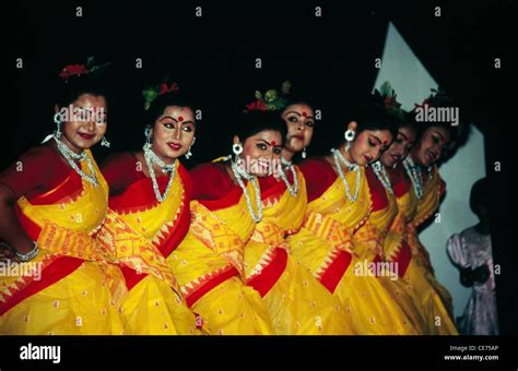 Indian Bengali folk dance ; west bengal ; india ; asia Stock Photo - Alamy