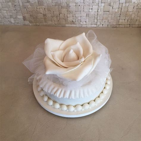 White Rose Cake! Rose Cake, White Roses, Desserts, Food, Tailgate ...