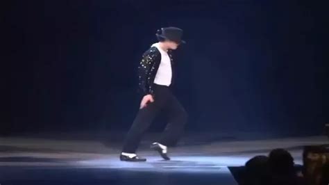 Michael Jackson Dancing Moonwalk