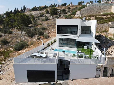 A Modern, Bauhaus-Inspired House in Israel