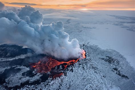 Photographer captures stunning aerial shots of recent volcano eruption ...