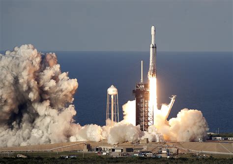 SpaceX launches mega rocket, lands all 3 boosters | Inquirer Technology