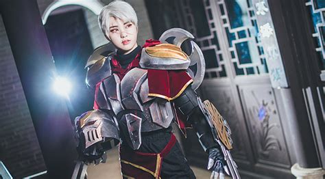 LMHT cosplay: Nữ cosplayer hoá thân Zed với màn lộ mặt đỉnh cao