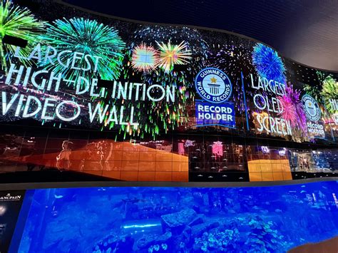 What type of PC / Server would be behind this massive display in Dubai ...