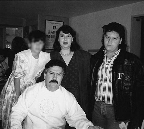 Pablo Escobar with wife and children. Pablo Escobar Poster, Don Pablo ...