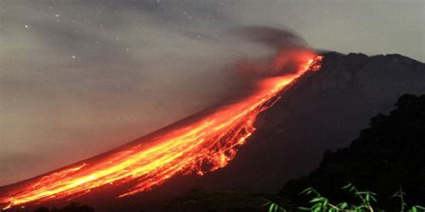 Indonesia Merapi Volcano Erupts इंडोनेशिया का मेरापी ज्वालामुखी फटा