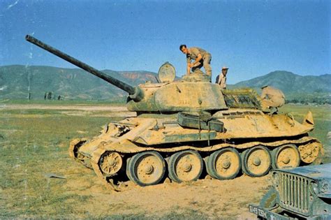 American Soldiers inspecting a abandoned North Korean T-34 Tank in ...