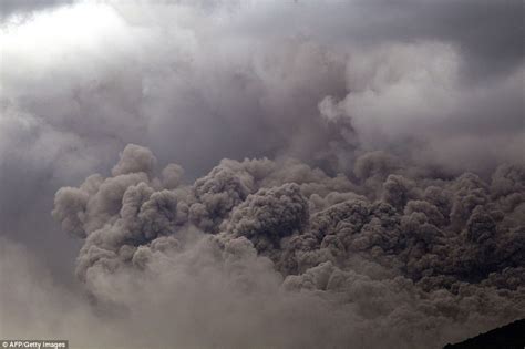 Ash spews FOUR miles into the air from erupting Mexican volcano | Daily ...