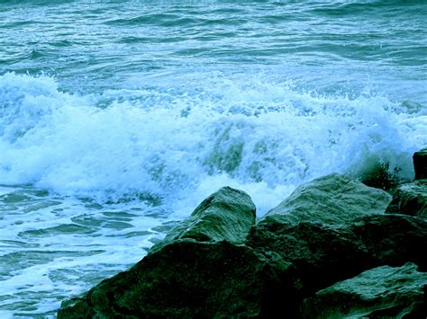 Ocean Waves Crashing On Rocks Free Stock Photo - Public Domain Pictures