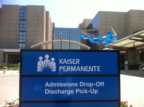 Kaiser Permanente Woodland Hills Medical Center - Hospitals - Woodland ...