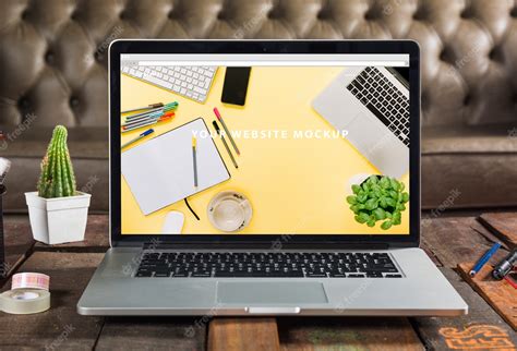 Premium PSD | Laptop mockup on wooden table