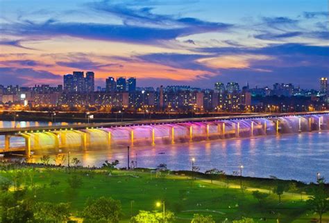 Banpo Bridge and its colorful rainbow fountain attraction - OnedayKorea ...