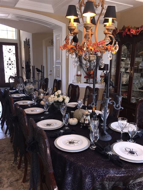 Elegant Halloween table for dinner party #eleganthalloweentable