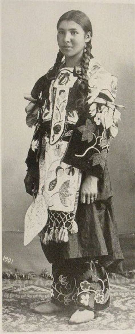 An Ojibwe woman. 1901 !! Les Ojibwés Ojiboués ou Anishinaabes ...