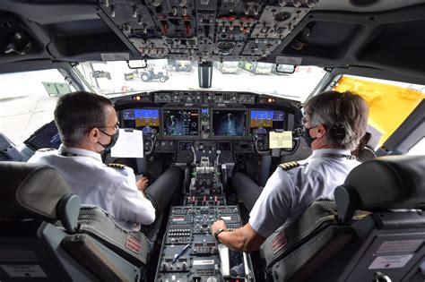 Pilots Flying Passenger Planes Solo Is Prospect for Near Future - Bloomberg