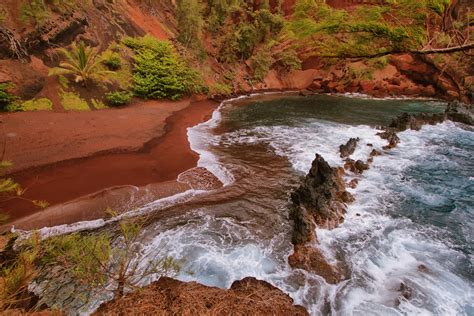 Kaihalulu red sand beach in east Maui island Hawaii – Viaggiatore.net