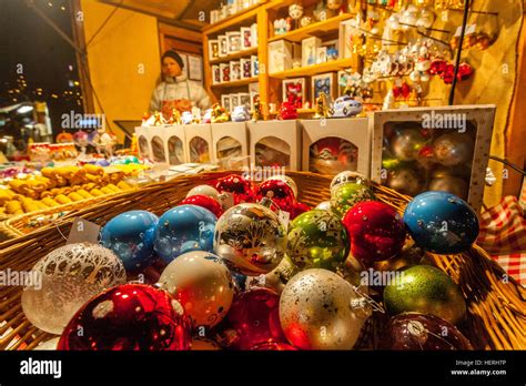 Christmas baals hi-res stock photography and images - Alamy