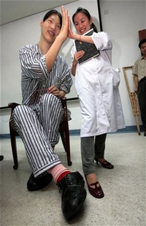 Asia's tallest woman receives treatment in Shanghai