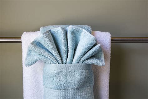 10+ Bathroom Towel Folding Ideas – HOMYRACKS