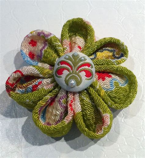 Kanzashi flower made from chirimen | Fabric flowers, Kanzashi tutorial ...