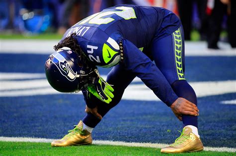 Marshawn Lynch trolls NFL with gold cleats in Super Bowl warmup