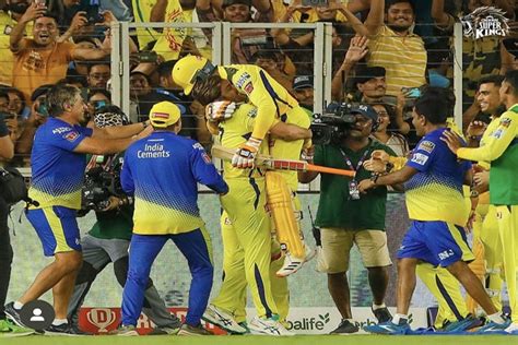 MS Dhoni Lifts Ravindra Jadeja With Passion After CSK Beat GT in IPL ...