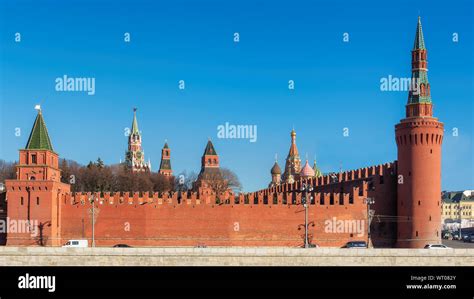 Moscow Kremlin wall with towers at the Red Square Stock Photo - Alamy