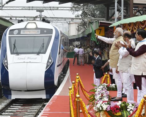 Modi pays tributes to Kanaka Dasa on his jayanti, flags off Vande ...