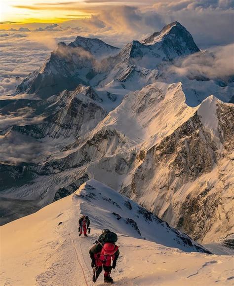 Sunrise from 8700m on Mount Everest : r/BeAmazed