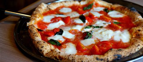 Pizza Napoletana Authentic Recipe | TasteAtlas Pizza Margherita, Pizza ...