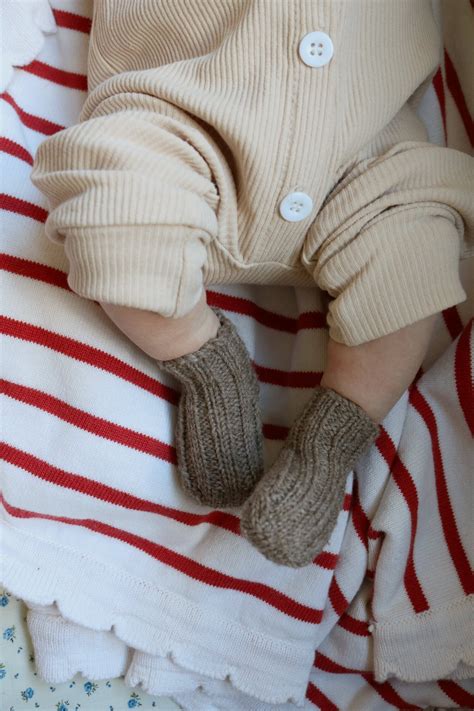 Bitty & Cozy Newborn Socks Knitting Pattern (FREE!) — Under A Tin Roof