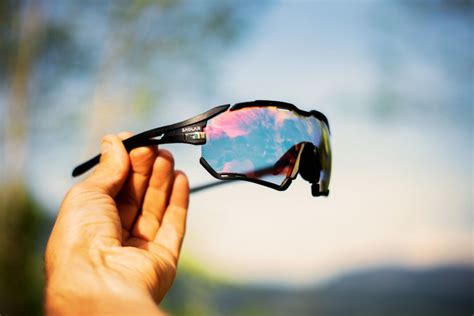 Photochromic Lenses vs Polarized Sunglasses for Cycling | SAOLAR