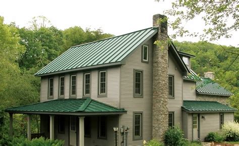 Metal roofing colors and house facade – choosing the right combination