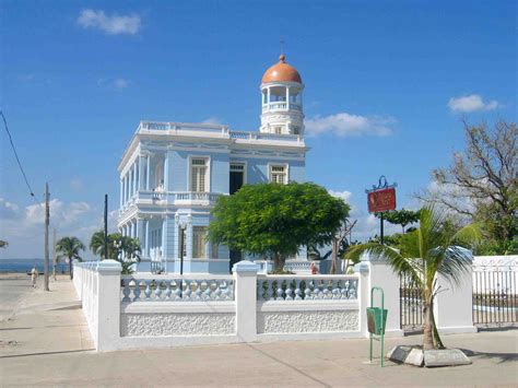 File:Cuba cienfuegos palacio azul.jpg