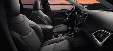 2021 Jeep Cherokee Interior Features & Dimensions | Sam Leman Chrysler ...