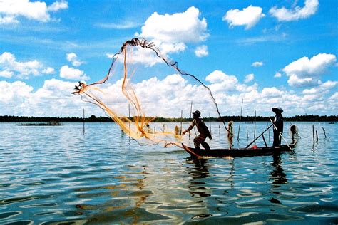 fishing on Mekong Delta river Mekong Delta Vietnam, Delta Du Mekong ...