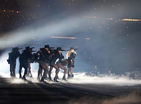 Beyoncé performs on the 'Formation' tour. - 31 Photos Of Beyoncé ...