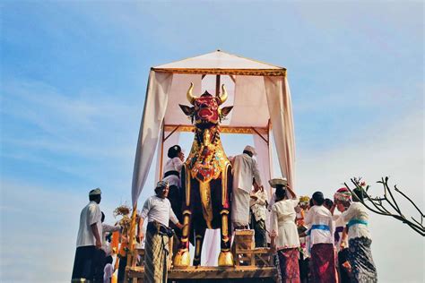 Tata Cara Upacara Ngaben: Tradisi Pemakaman di Bali | Kamboja.co.id ...