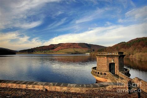 Spring view of Ladybower reservoir, Derwent Valley, Derbyshire ...