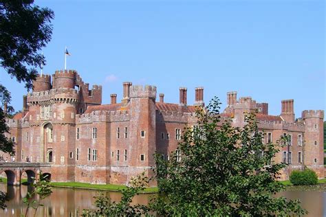 herstmonceux-castle-6085654_1920 – THE BLACK BARN