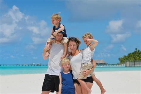 happy family on vacation 11930929 Stock Photo at Vecteezy