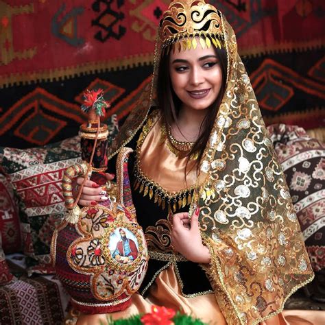 Azeri lady Azerbaijan traditional garment Азербайджанка | Traditional ...